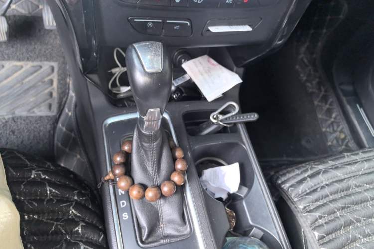 Used Ford Kuga 2017 EcoBoost 180 Two-Wheel-Drive Luxury Wing Edition Gear Lever