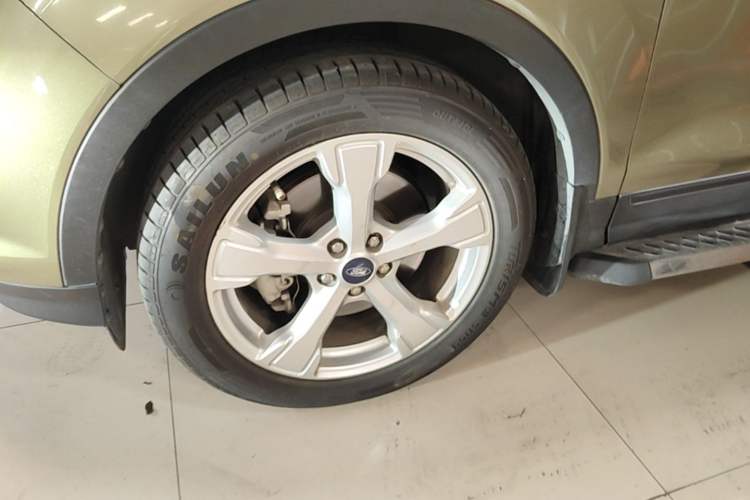 Used Ford Kuga 2017 EcoBoost 245 Four-Wheel Drive Platinum Edition Left Front Wheel Hub