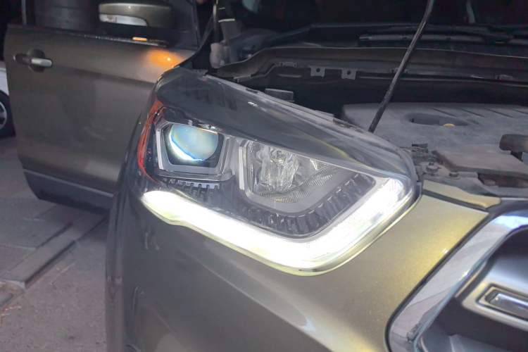 Used Ford Kuga 2017 EcoBoost 180 Two-Wheel-Drive Luxury Wing Edition Right Front Headlight