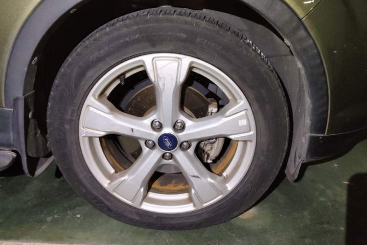 Used Ford Kuga 2017 EcoBoost 180 Two-Wheel-Drive Platinum Edition Right Front Wheel Hub