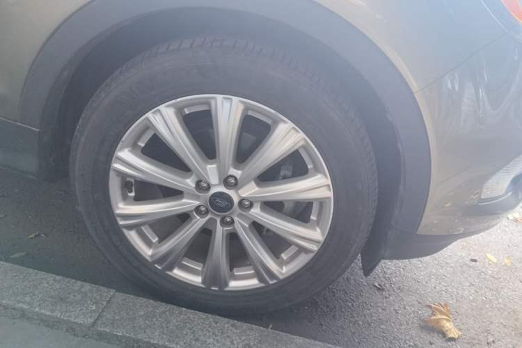 Used Ford Kuga 2017 EcoBoost 180 Two-Wheel-Drive Luxury Wing Edition Right Front Wheel Hub