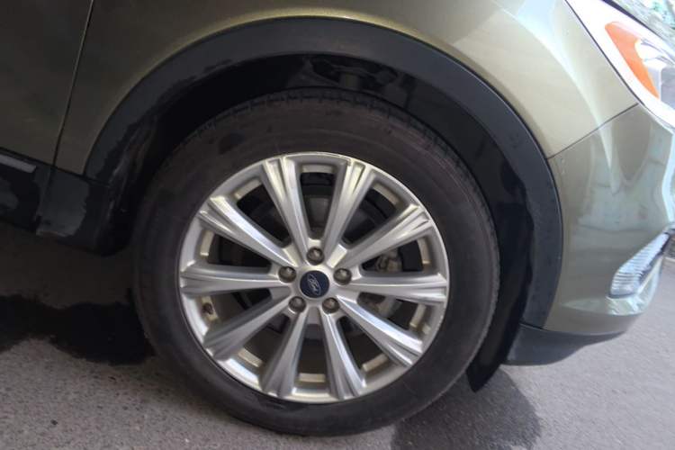 Used Ford Kuga 2017 EcoBoost 180 Two-Wheel-Drive Luxury Wing Edition Right Front Wheel Hub