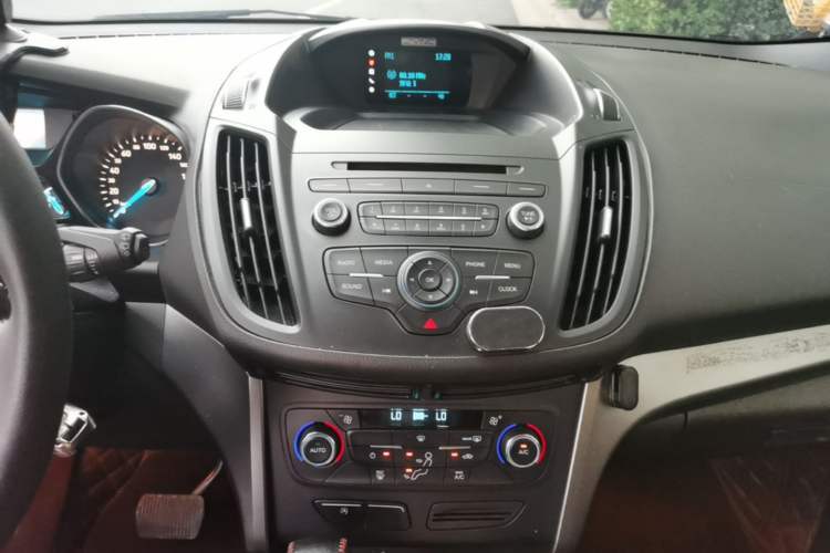 Used Ford Kuga 2017 EcoBoost 180 Two-Wheel-Drive Platinum Edition Audio And AC Panel