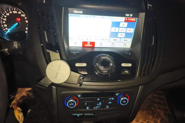 Used Ford Kuga 2017 EcoBoost 180 Two-Wheel-Drive Tiger Leap Model Audio And AC Panel