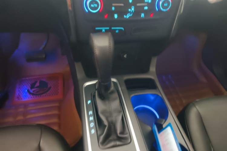 Used Ford Kuga 2017 EcoBoost 180 Two-Wheel-Drive Luxury Wing Edition Gear Lever