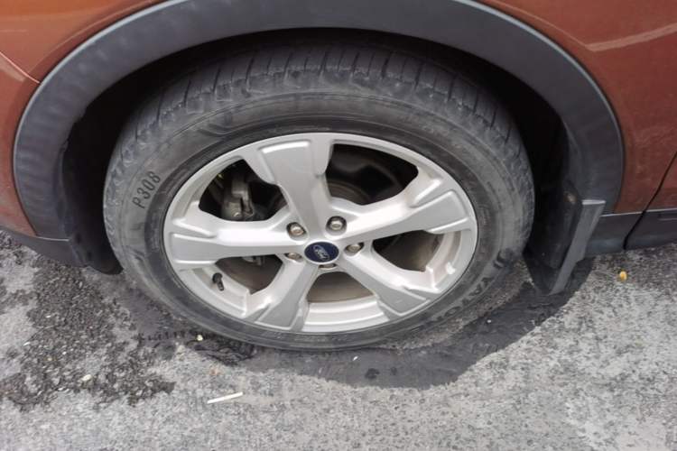 Used Ford Kuga 2017 EcoBoost 180 Two-Wheel-Drive Platinum Edition Left Front Wheel Hub