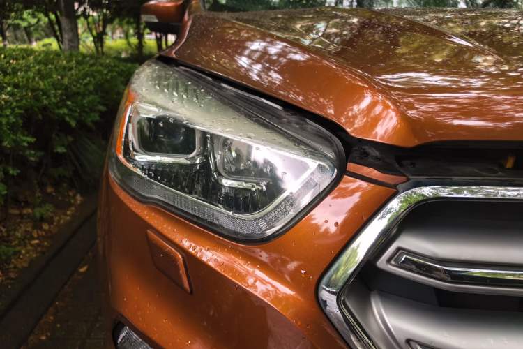Used Ford Kuga 2017 EcoBoost 180 Two-Wheel-Drive Luxury Wing Edition Right Front Headlight