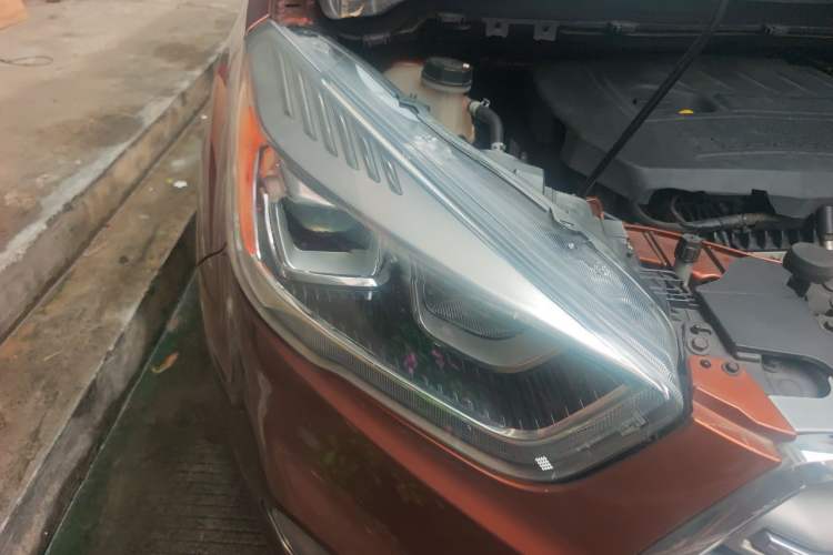 Used Ford Kuga 2017 EcoBoost 180 Two-Wheel-Drive Tiger Leap Model Right Front Headlight