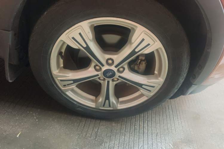 Used Ford Kuga 2017 EcoBoost 180 Two-Wheel-Drive Tiger Leap Model Right Front Wheel Hub