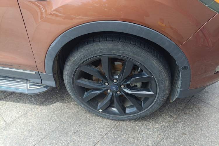 Used Ford Kuga 2017 EcoBoost 245 Four-Wheel-Drive Sport Model Right Front Wheel Hub