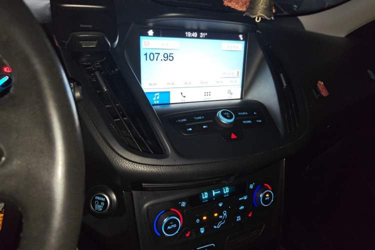Used Ford Kuga 2017 EcoBoost 180 Two-Wheel-Drive Luxury Wing Edition Audio And AC Panel