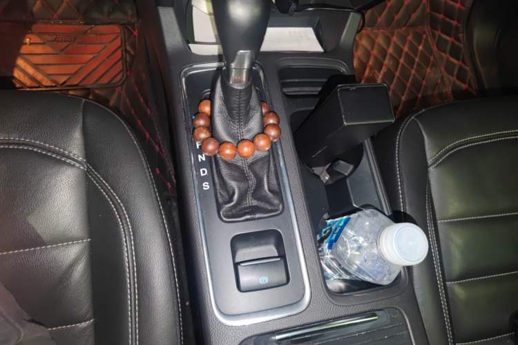 Used Ford Kuga 2017 EcoBoost 180 Two-Wheel-Drive Luxury Wing Edition Gear Lever