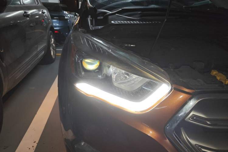 Used Ford Kuga 2017 EcoBoost 180 Two-Wheel-Drive Luxury Wing Edition Right Front Headlight
