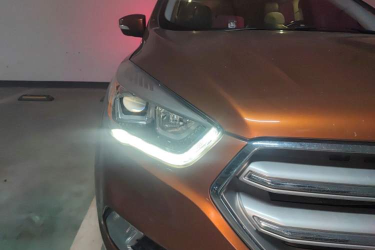 Used Ford Kuga 2017 EcoBoost 180 Two-Wheel-Drive Luxury Wing Edition Right Front Headlight
