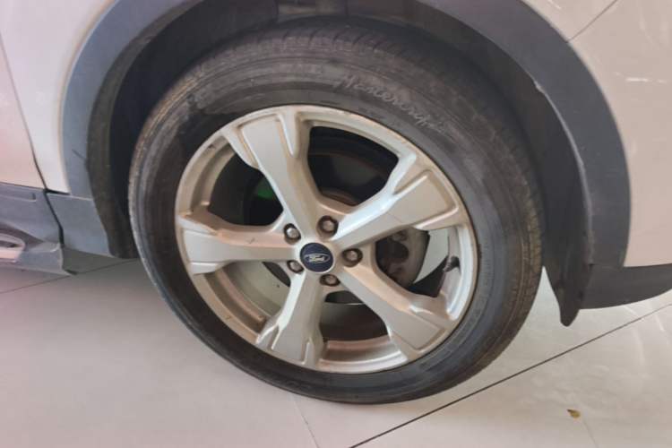 Used Ford Kuga 2017 EcoBoost 180 Two-Wheel-Drive Tiger Leap Model Right Front Wheel Hub