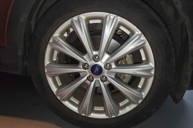 Used Ford Kuga 2017 EcoBoost 180 Two-Wheel-Drive Luxury Wing Edition Right Front Wheel Hub