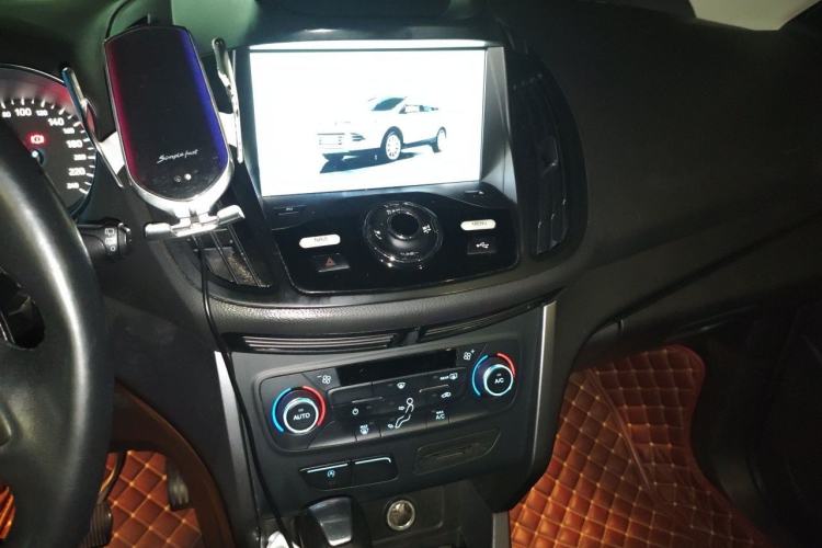 Used Ford Kuga 2017 EcoBoost 180 Two-Wheel-Drive Platinum Edition Audio And AC Panel