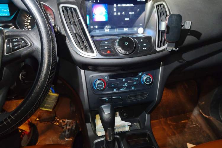 Used Ford Kuga 2017 EcoBoost 180 Two-Wheel-Drive Elite Trim Audio And AC Panel