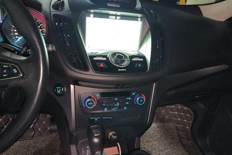 Used Ford Kuga 2017 EcoBoost 180 Two-Wheel-Drive Tiger Leap Model Audio And AC Panel