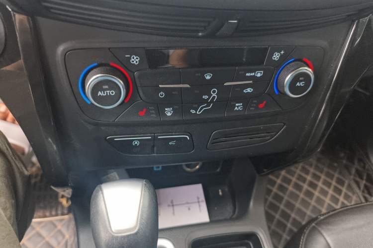 Used Ford Kuga 2017 EcoBoost 180 Two-Wheel-Drive Luxury Wing Edition Audio And AC Panel