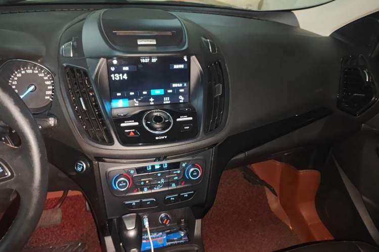 Used Ford Kuga 2017 EcoBoost 245 Four-Wheel-Drive Sport Model Audio And AC Panel