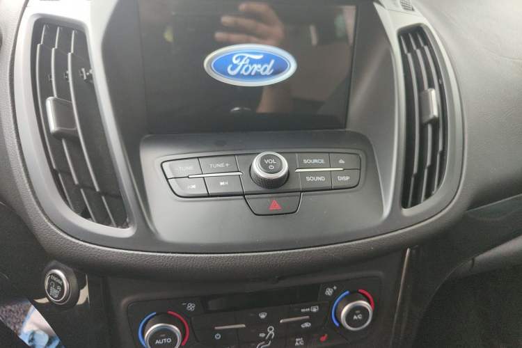 Used Ford Kuga 2017 EcoBoost 180 Two-Wheel-Drive Luxury Wing Edition Audio And AC Panel