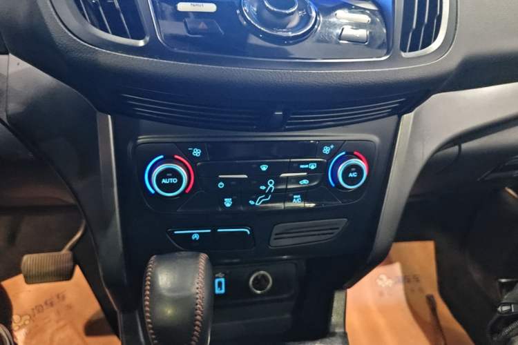 Used Ford Kuga 2017 EcoBoost 180 Two-Wheel-Drive Tiger Leap Model Audio And AC Panel