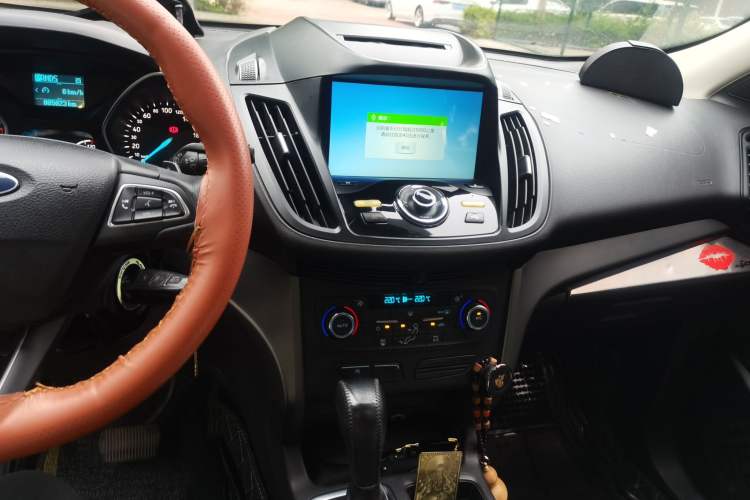 Used Ford Kuga 2017 EcoBoost 180 Two-Wheel-Drive Platinum Edition Audio And AC Panel