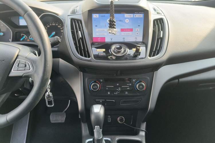 Used Ford Kuga 2017 EcoBoost 180 Two-Wheel-Drive Platinum Edition Audio And AC Panel