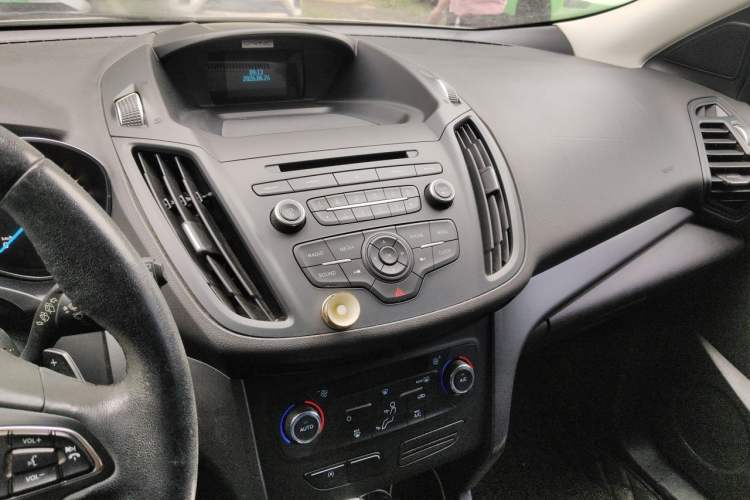 Used Ford Kuga 2017 EcoBoost 180 Two-Wheel-Drive Platinum Edition Audio And AC Panel