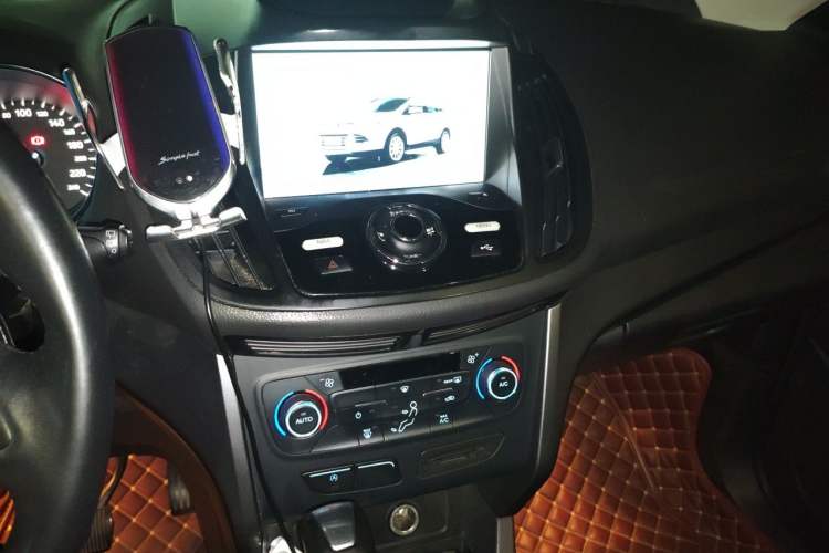 Used Ford Kuga 2017 EcoBoost 180 Two-Wheel-Drive Platinum Edition Audio And AC Panel