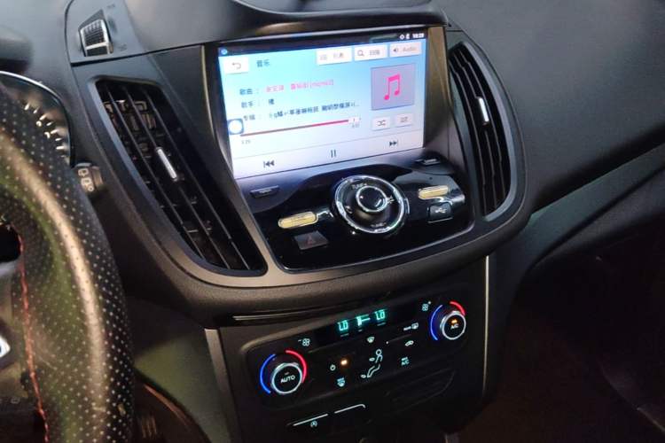 Used Ford Kuga 2017 EcoBoost 180 Two-Wheel-Drive Platinum Edition Audio And AC Panel