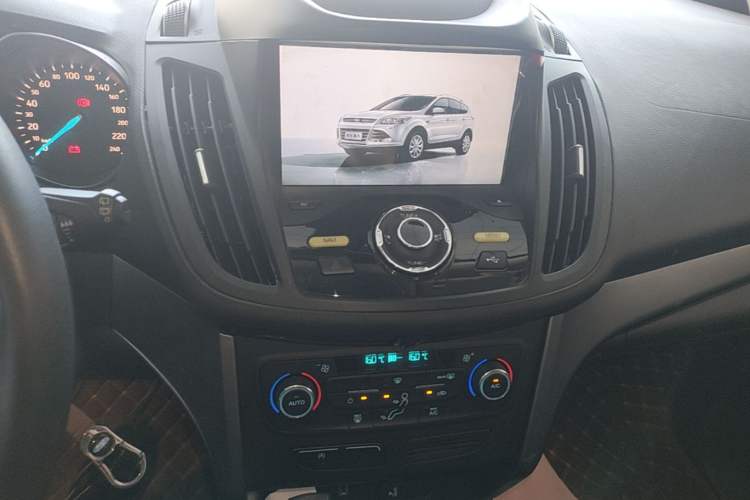 Used Ford Kuga 2017 EcoBoost 180 Two-Wheel-Drive Platinum Edition Audio And AC Panel