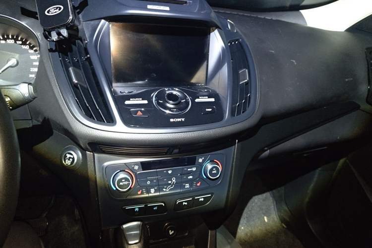 Used Ford Kuga 2017 EcoBoost 245 Four-Wheel-Drive Sport Model Audio And AC Panel