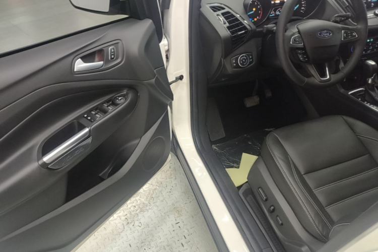 Used Ford Kuga 2017 EcoBoost 180 Two-Wheel-Drive Luxury Wing Edition Driver Seat