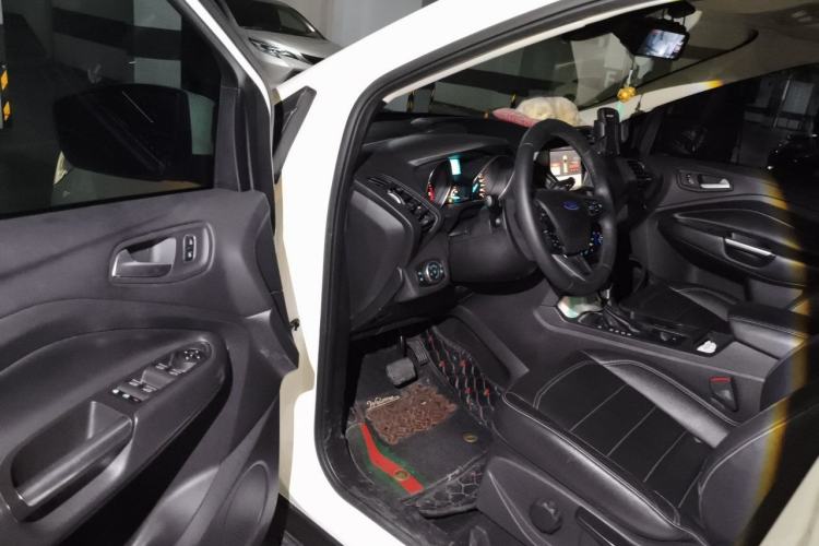 Used Ford Kuga 2017 EcoBoost 180 Two-Wheel-Drive Platinum Edition Driver Seat