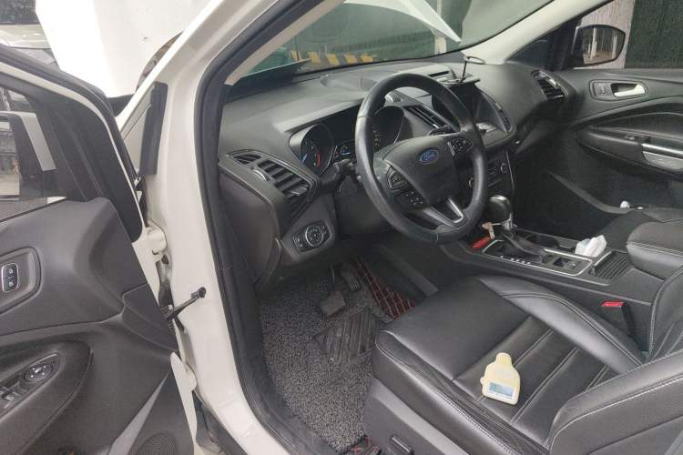 Used Ford Kuga 2017 EcoBoost 180 Two-Wheel-Drive Luxury Wing Edition Driver Seat