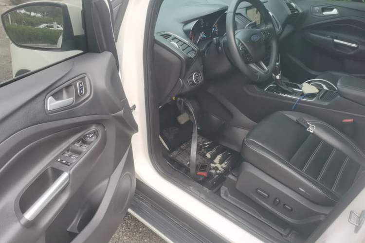 Used Ford Kuga 2017 EcoBoost 180 Two-Wheel-Drive Luxury Wing Edition Driver Seat