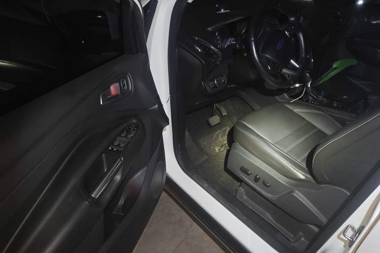 Used Ford Kuga 2017 EcoBoost 180 Two-Wheel-Drive Luxury Wing Edition Driver Seat