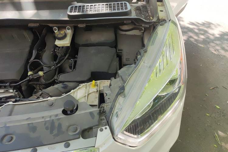 Used Ford Kuga 2017 EcoBoost 180 Two-Wheel-Drive Tiger Leap Model Engine Bay Left