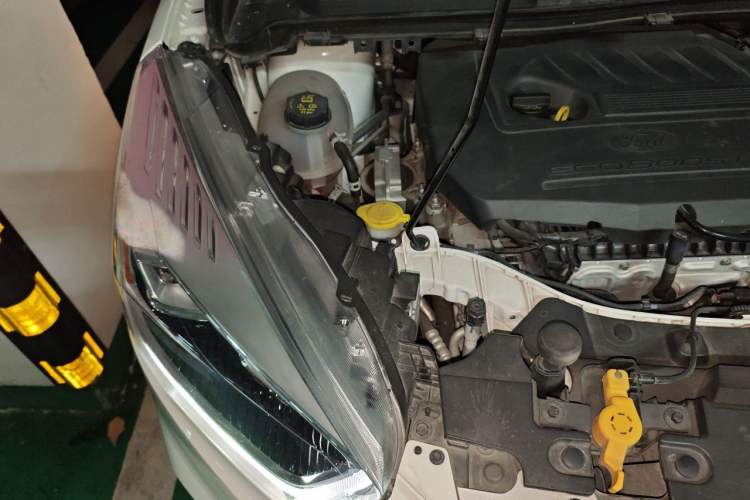 Used Ford Kuga 2017 EcoBoost 180 Two-Wheel-Drive Tiger Leap Model Engine Bay Right
