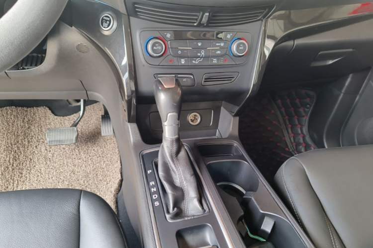 Used Ford Kuga 2017 EcoBoost 180 Two-Wheel-Drive Luxury Wing Edition Gear Lever
