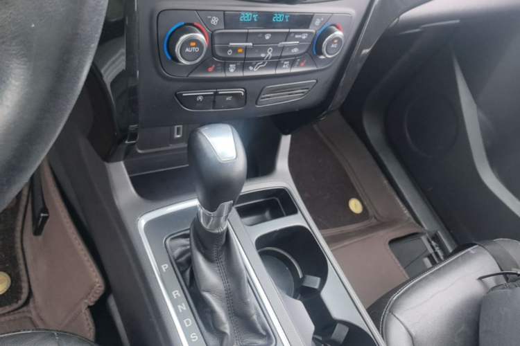Used Ford Kuga 2017 EcoBoost 180 Two-Wheel-Drive Luxury Wing Edition Gear Lever