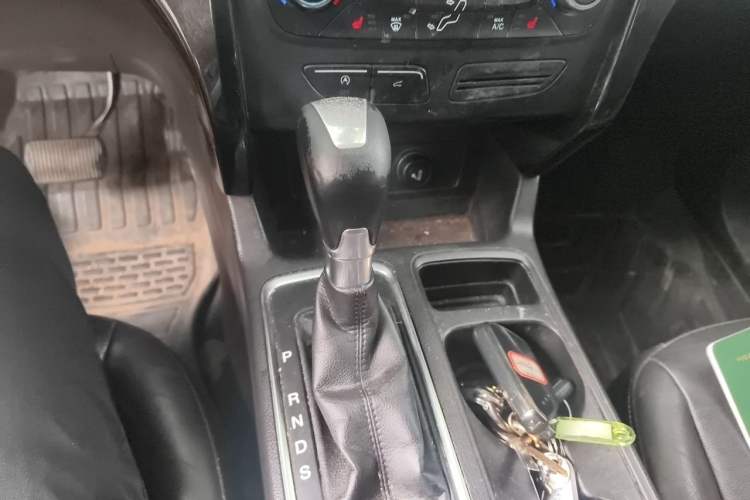 Used Ford Kuga 2017 EcoBoost 180 Two-Wheel-Drive Luxury Wing Edition Gear Lever