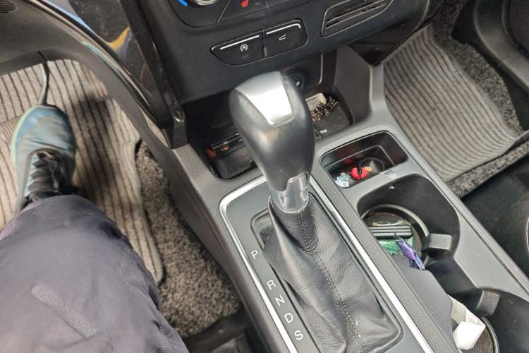 Used Ford Kuga 2017 EcoBoost 180 Two-Wheel-Drive Luxury Wing Edition Gear Lever