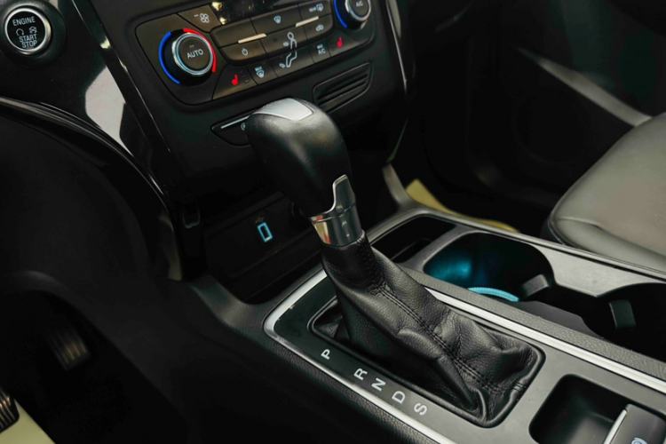 Used Ford Kuga 2017 EcoBoost 180 Two-Wheel-Drive Luxury Wing Edition Gear Lever