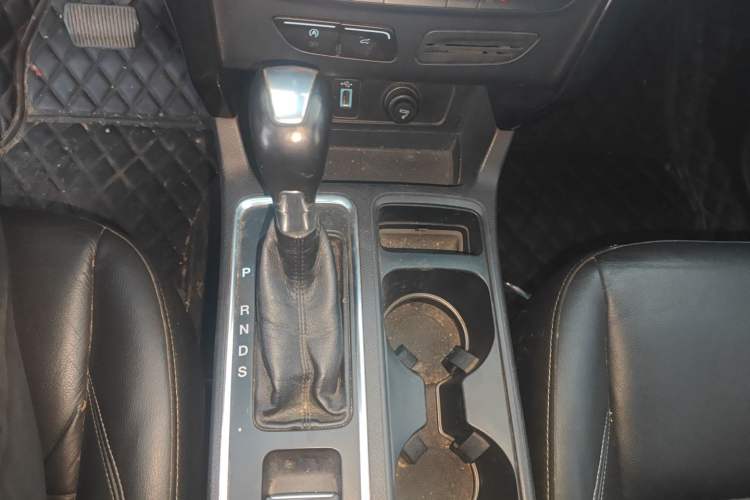 Used Ford Kuga 2017 EcoBoost 180 Two-Wheel-Drive Luxury Wing Edition Gear Lever