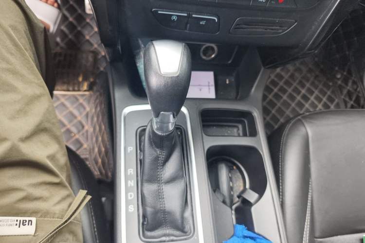 Used Ford Kuga 2017 EcoBoost 180 Two-Wheel-Drive Luxury Wing Edition Gear Lever
