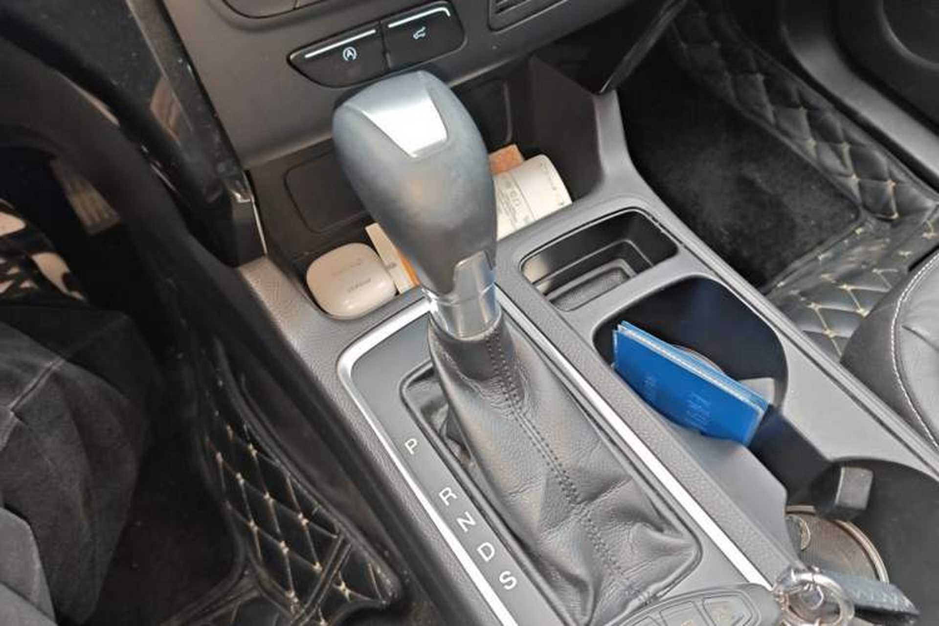 Used Ford Kuga 2017 EcoBoost 180 Two-Wheel-Drive Luxury Wing Edition Gear Lever