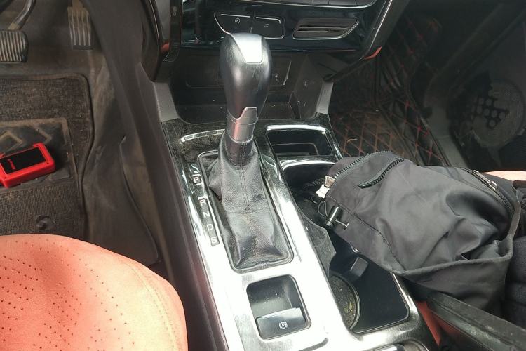 Used Ford Kuga 2017 EcoBoost 180 Two-Wheel-Drive Luxury Wing Edition Gear Lever